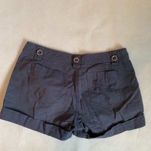 Hinge cuffed shorts